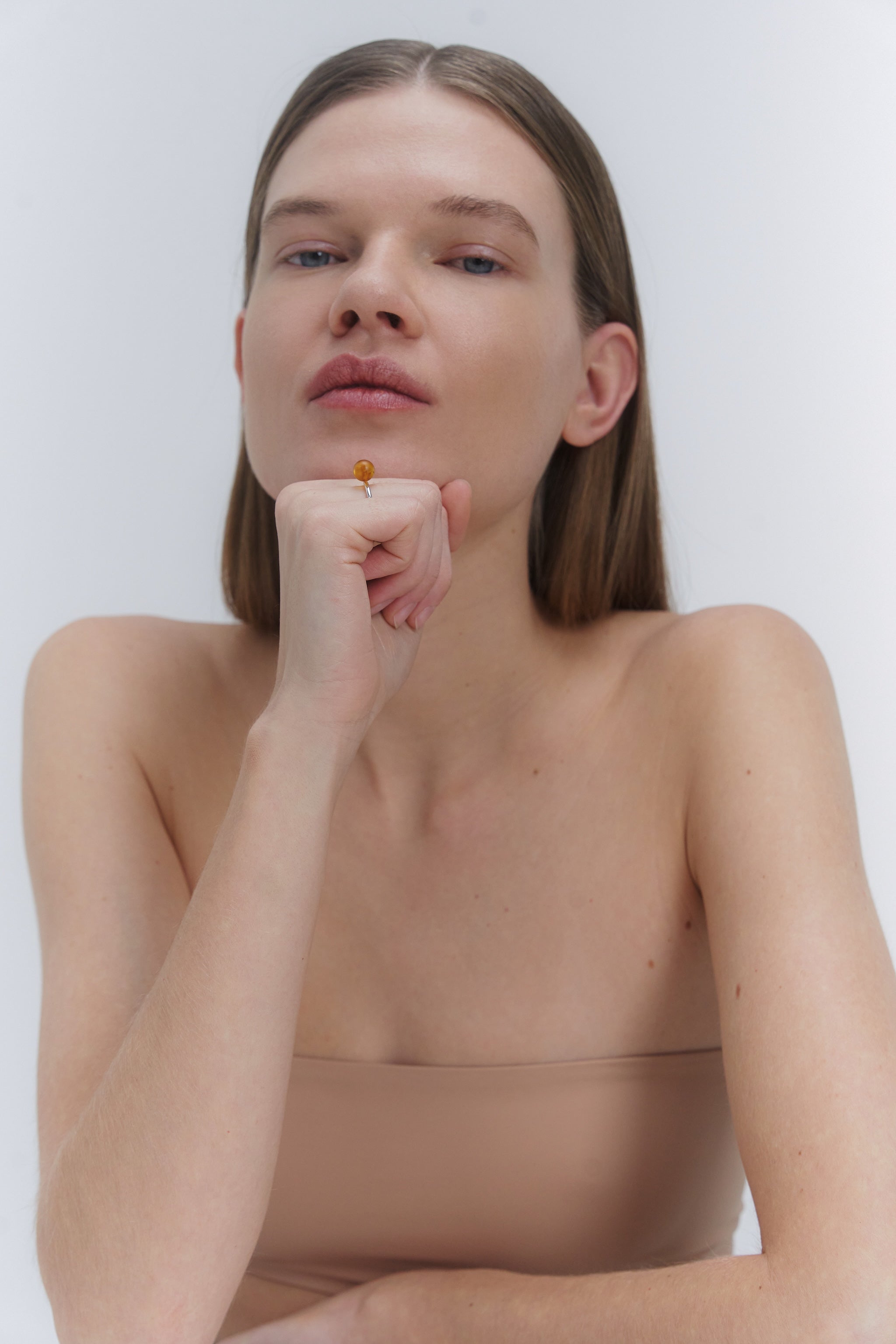 AMBRE APTAKUS ŽIEDAS SU VIDUTINIU GINTARU