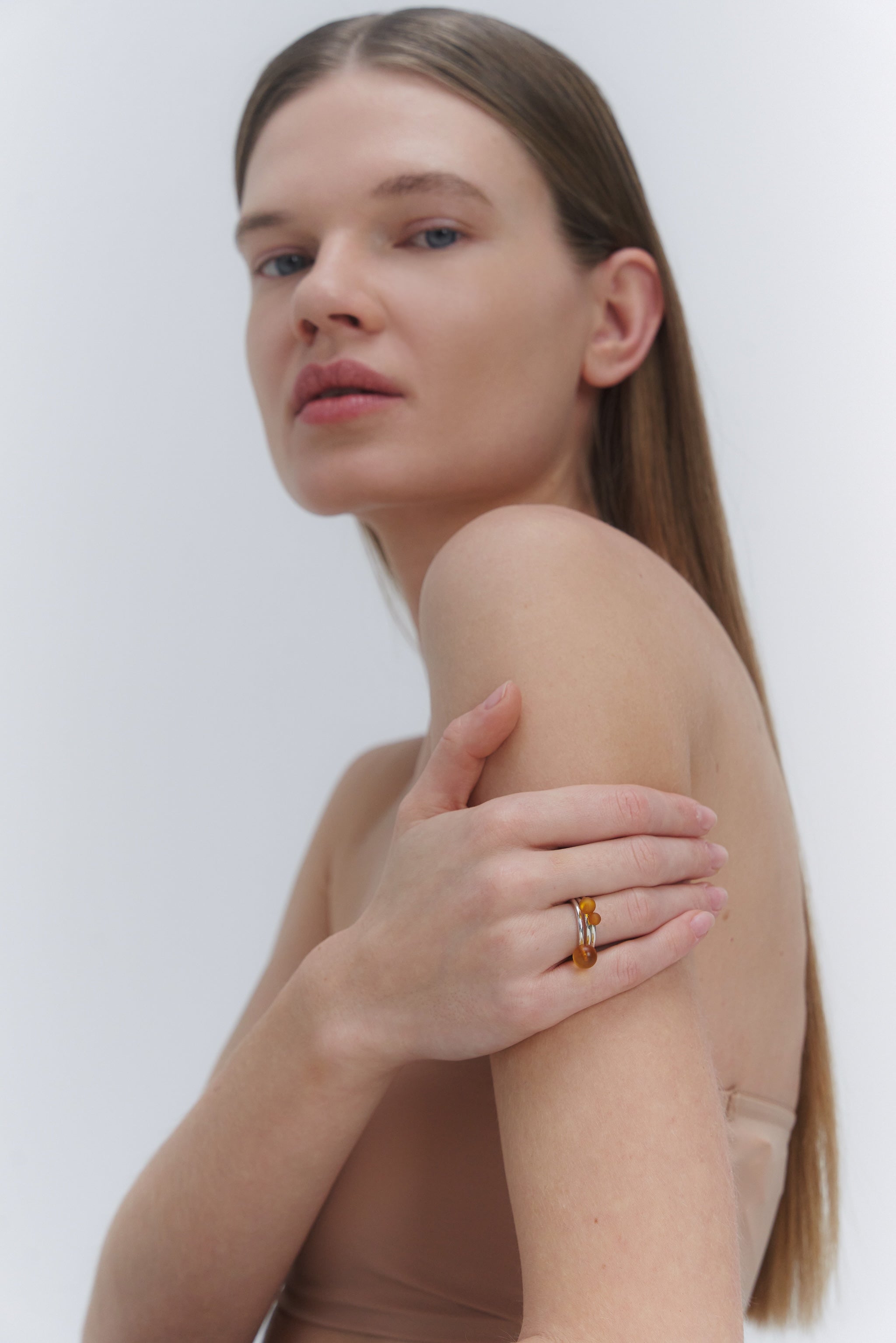 AMBRE APTAKUS ŽIEDAS SU VIDUTINIU GINTARU