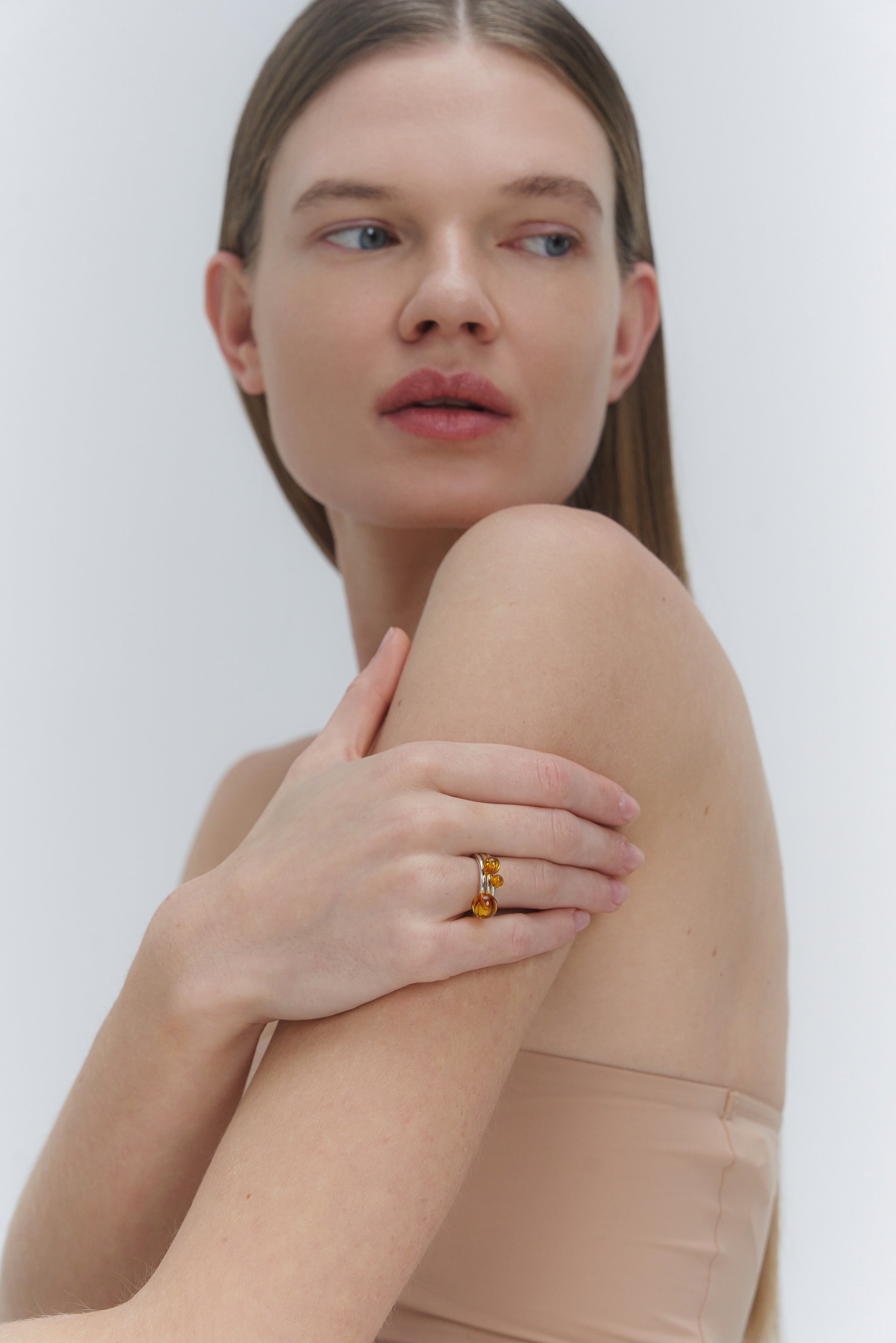 AMBRE APTAKUS ŽIEDAS SU VIDUTINIU GINTARU