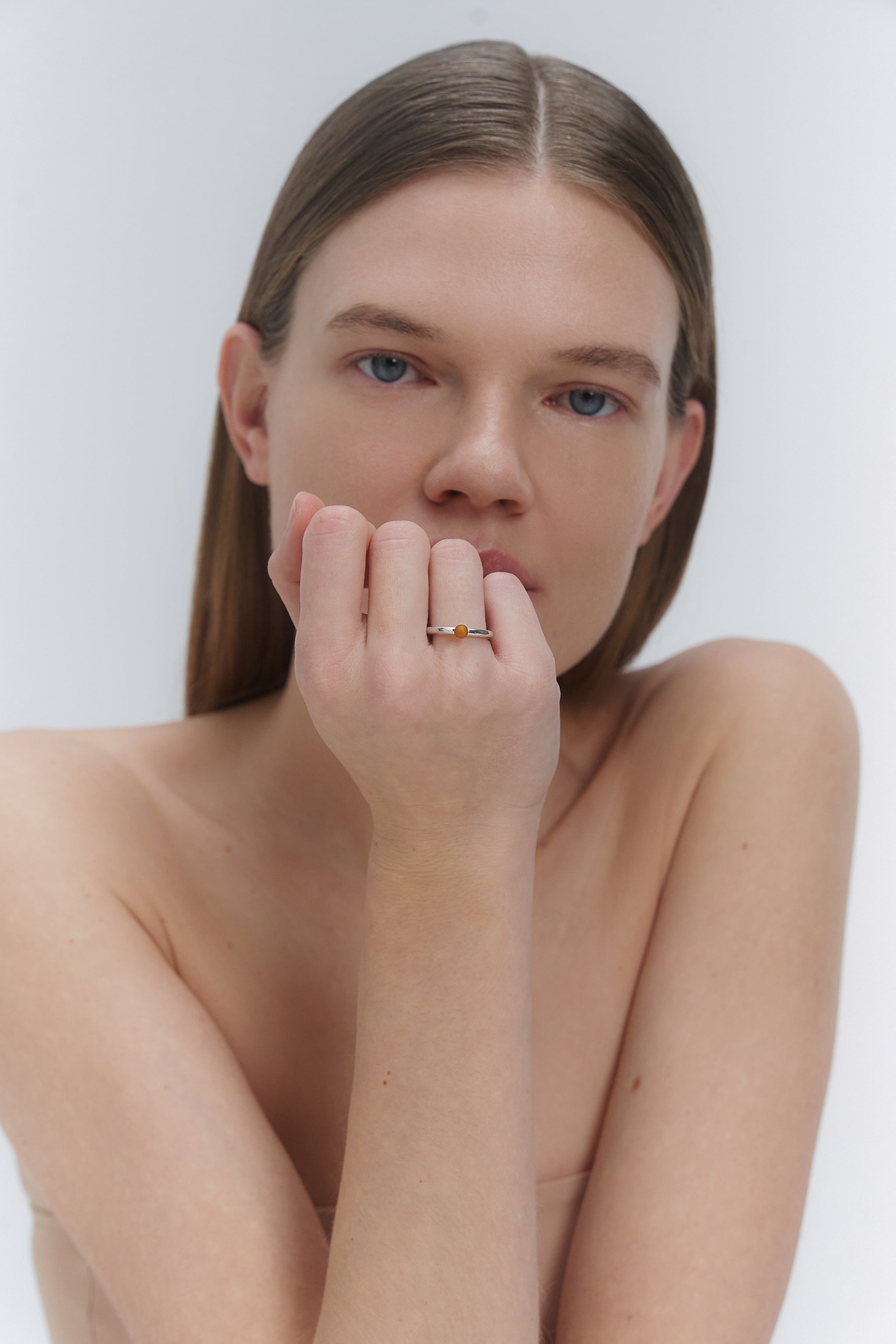 AMBRE APTAKUS 2,5 MM ŽIEDAS SU LABAI MAŽU GINTARU