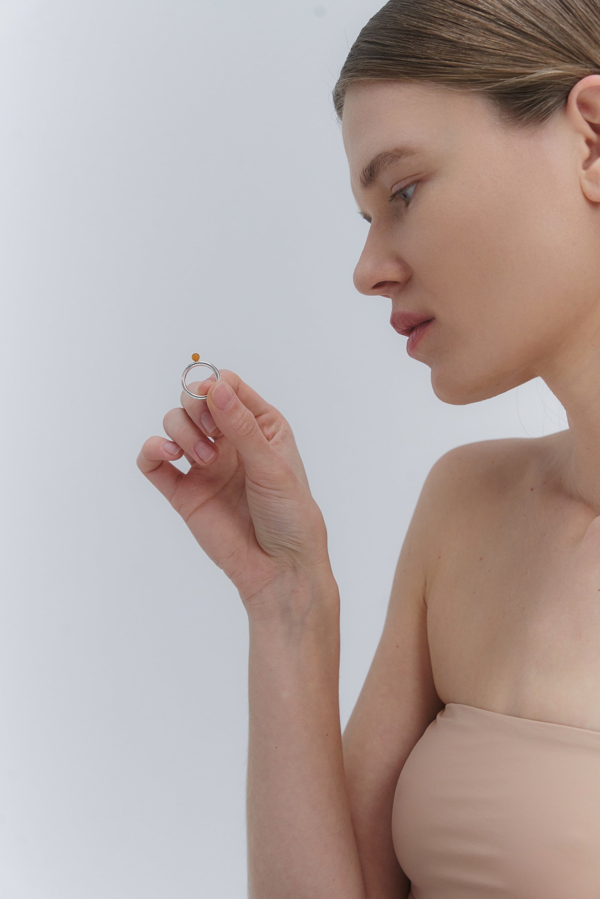 AMBRE APTAKUS 2,5 MM ŽIEDAS SU LABAI MAŽU GINTARU