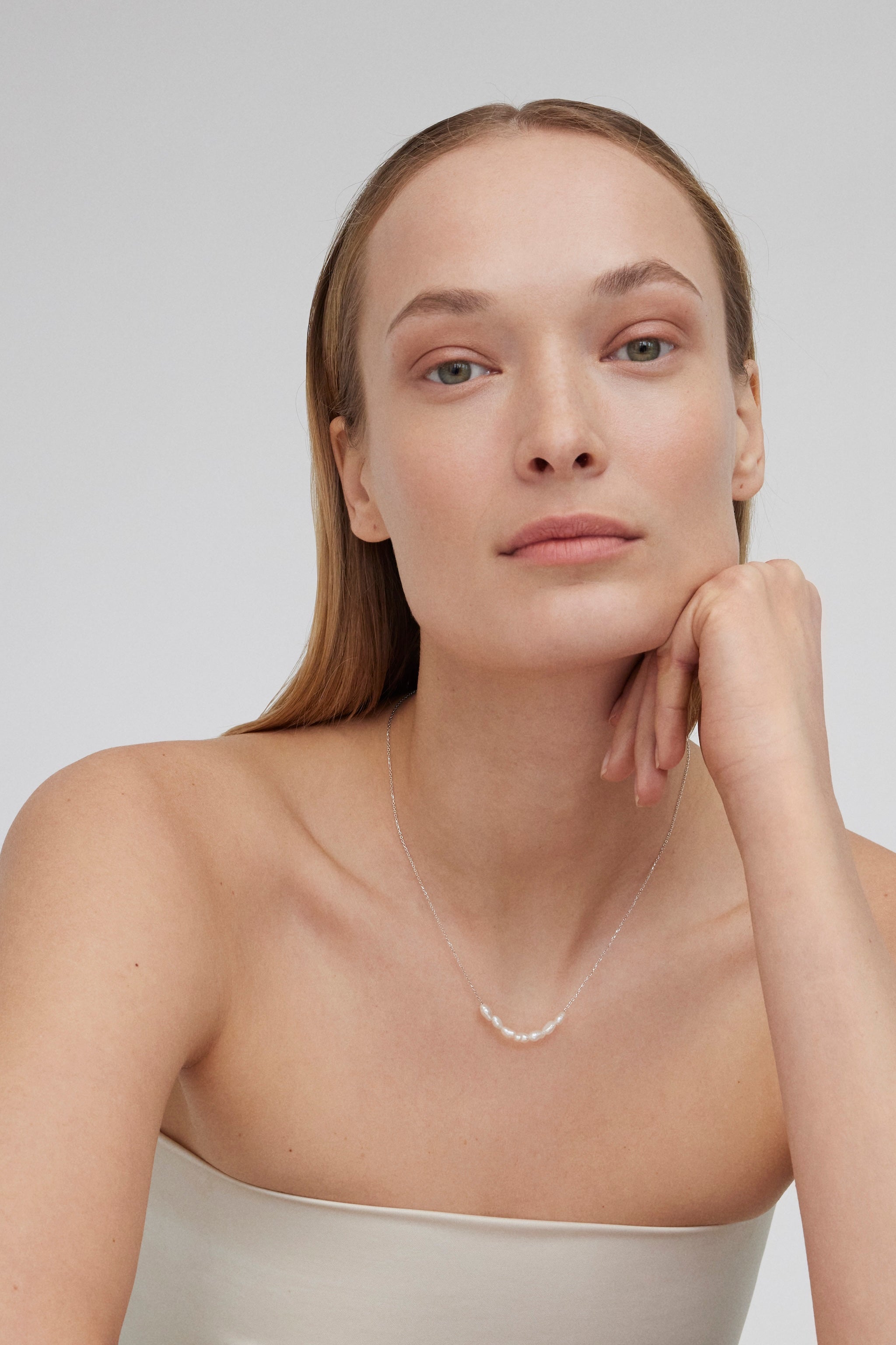 PEARL DIVER AUKSINĖ GRANDINĖLĖ SU PERLŲ RINKINIU
