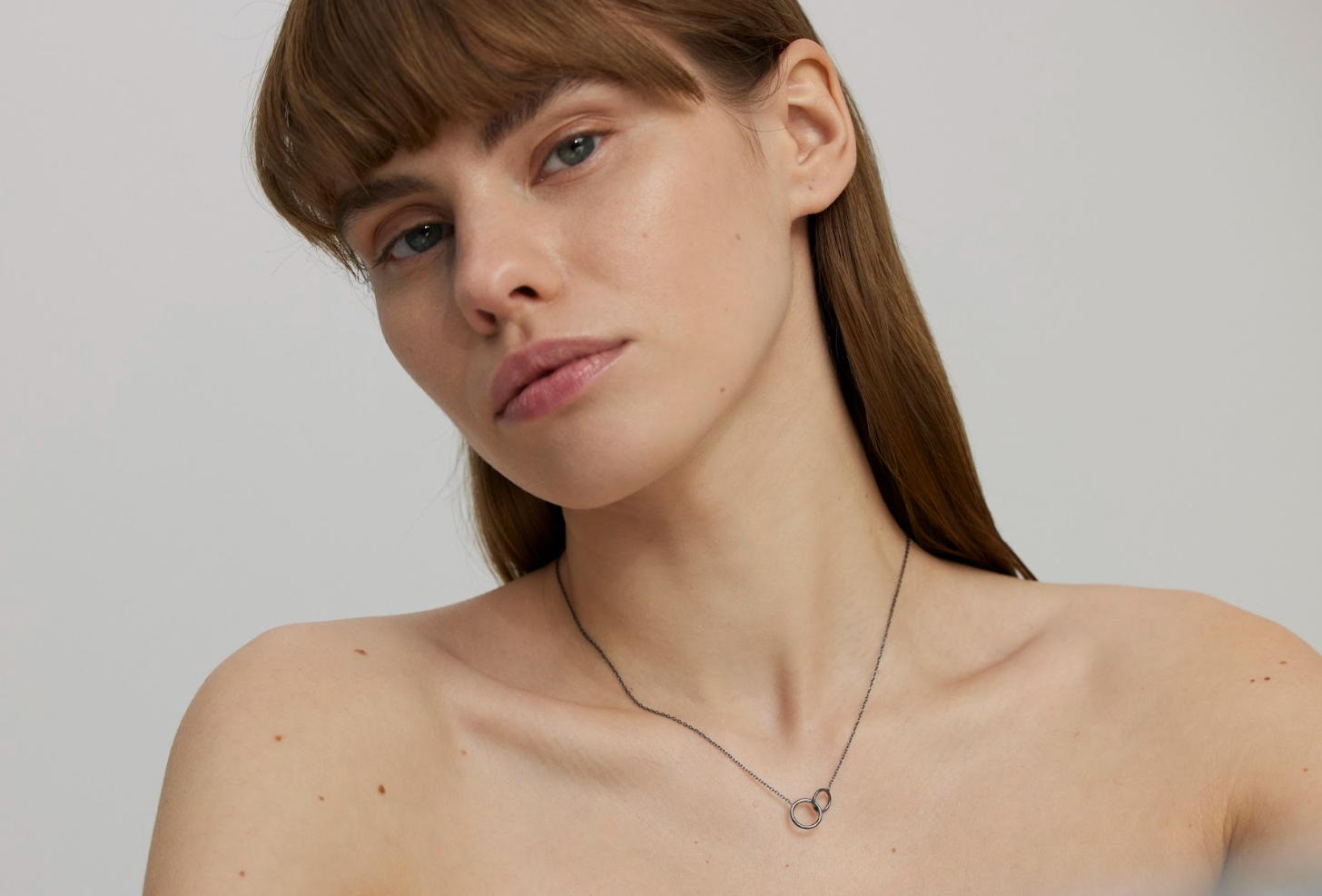 FORM GRANDINĖLĖ SU DVIEM SUNERTAIS ŽIEDAIS