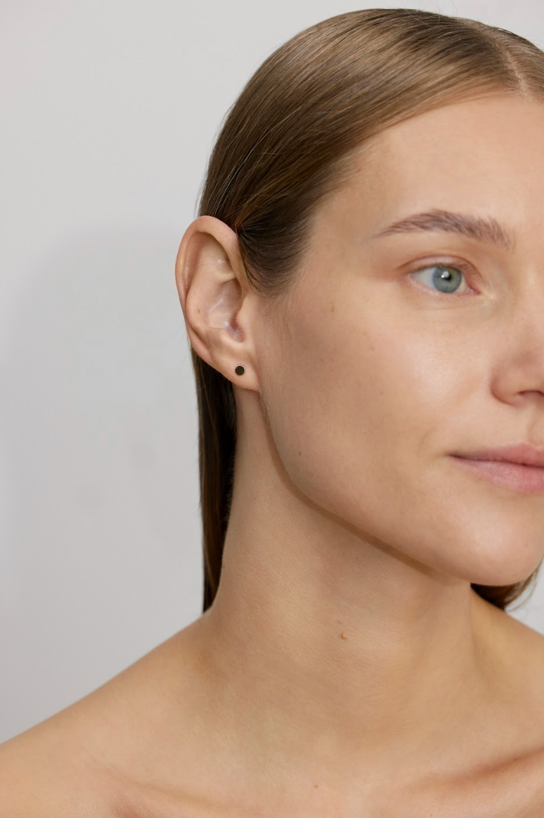 THE DOT SIDABRINIS AUSKARAS SU PLOKŠČIU TAŠKU, 4MM